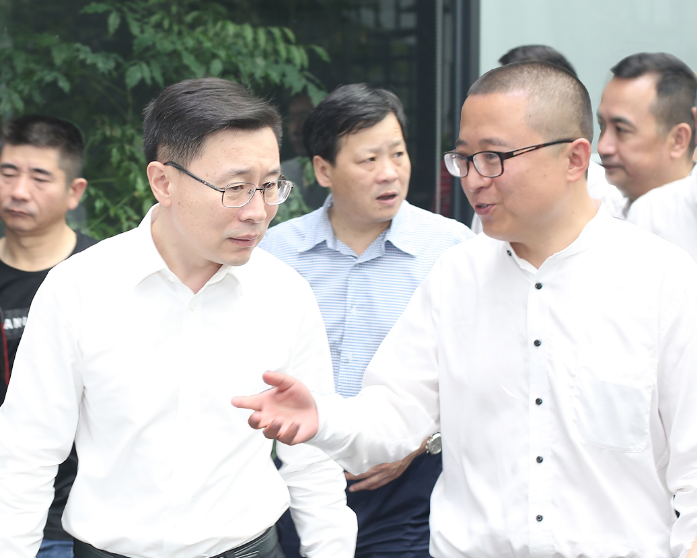 图1 杭州市委常委、宣传部部长戚哮虎（左）与6686体育官网首页董事长贾波（右）亲切交谈.png